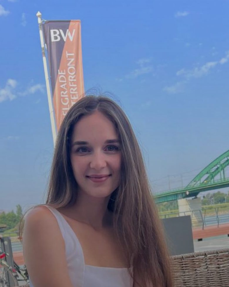 Паулина Якимова на набережной Савы в Белграде